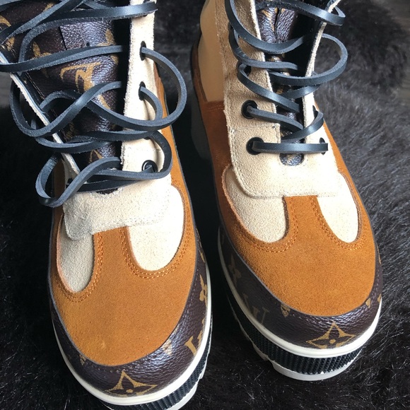 Authentic Louis Vuitton Laurate Boots - Picture 2 of 7